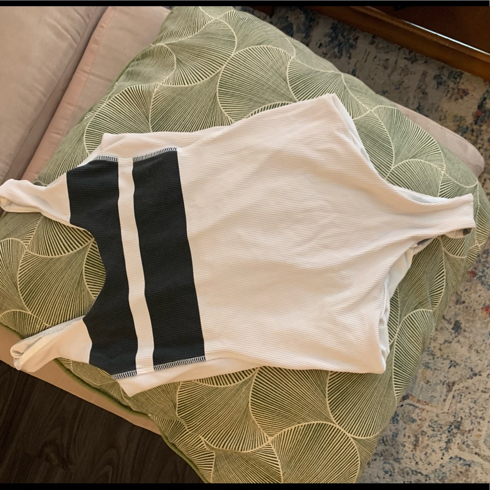 One piece Hurley bathing suit✨🏖